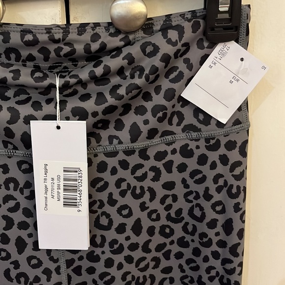 Leopard print leggings - NWT - Picture 2 of 3